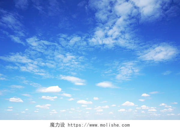 高清高空蓝天白云的纯素材摄影图